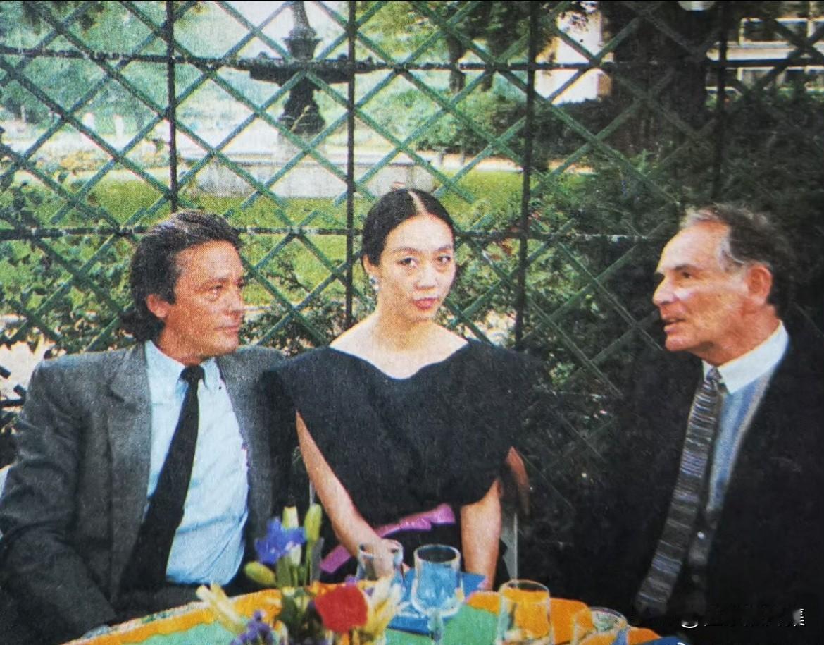 1980年代，阿兰·德龙、皮尔·卡丹与宋怀桂女士的同框照。宋怀桂女士被誉为“中国
