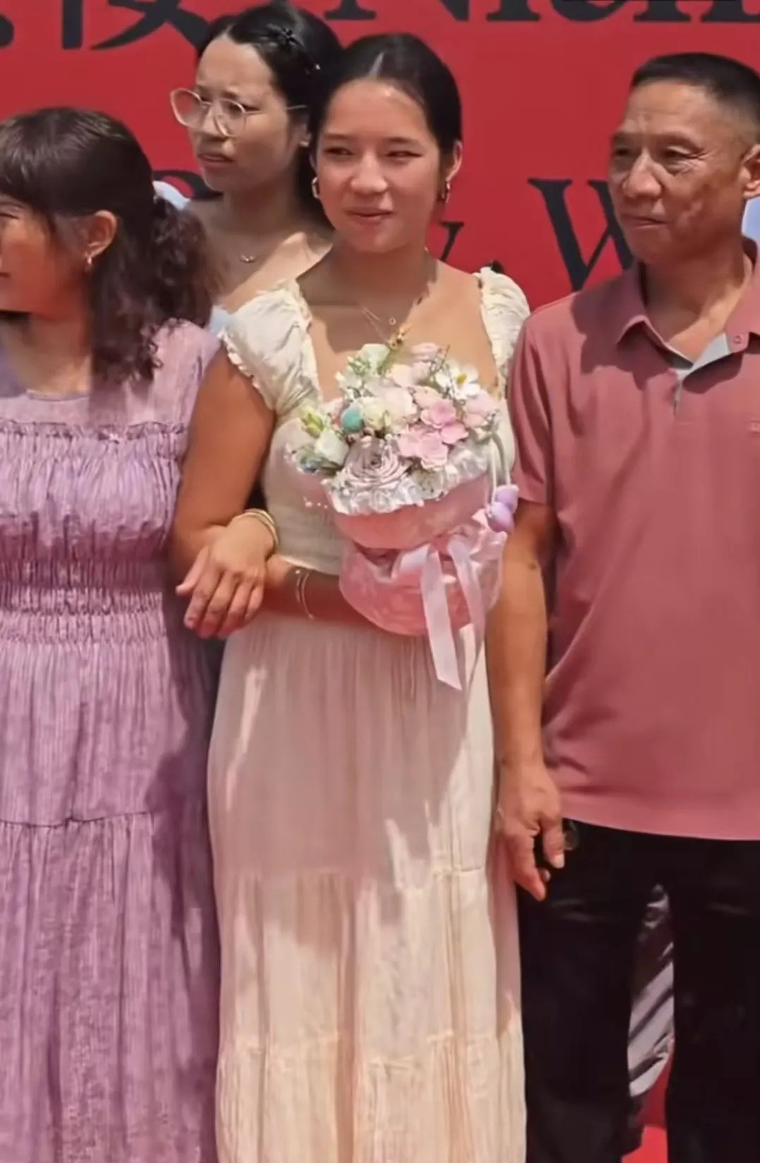 华裔女孩回国，养父母真伟大**文章：**