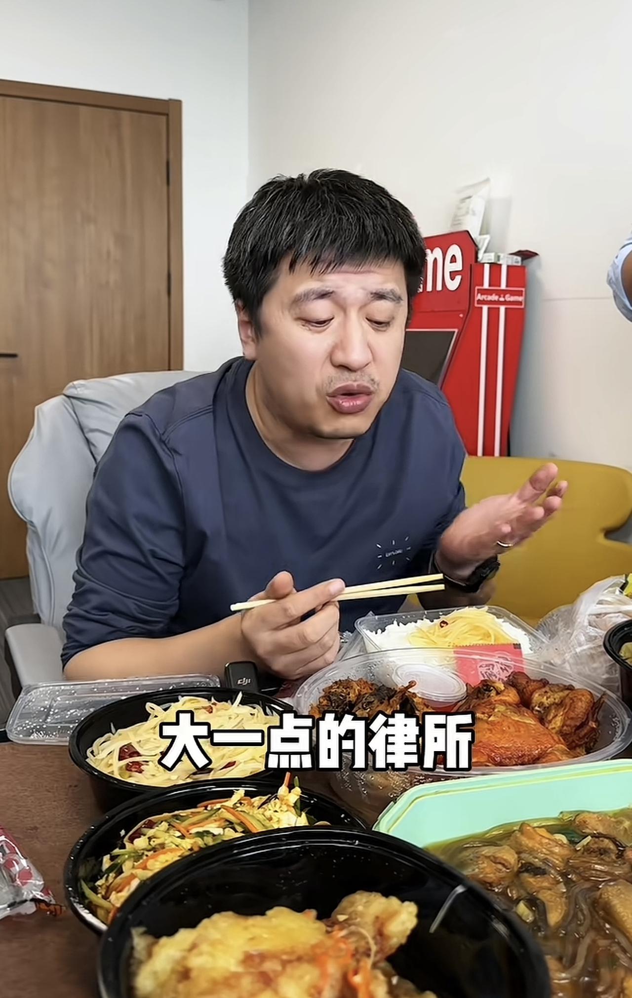 张雪峰死亡原因曝光了。那天中午张雪峰是看苏州天气那么好，于是就选择了去户外跑步。