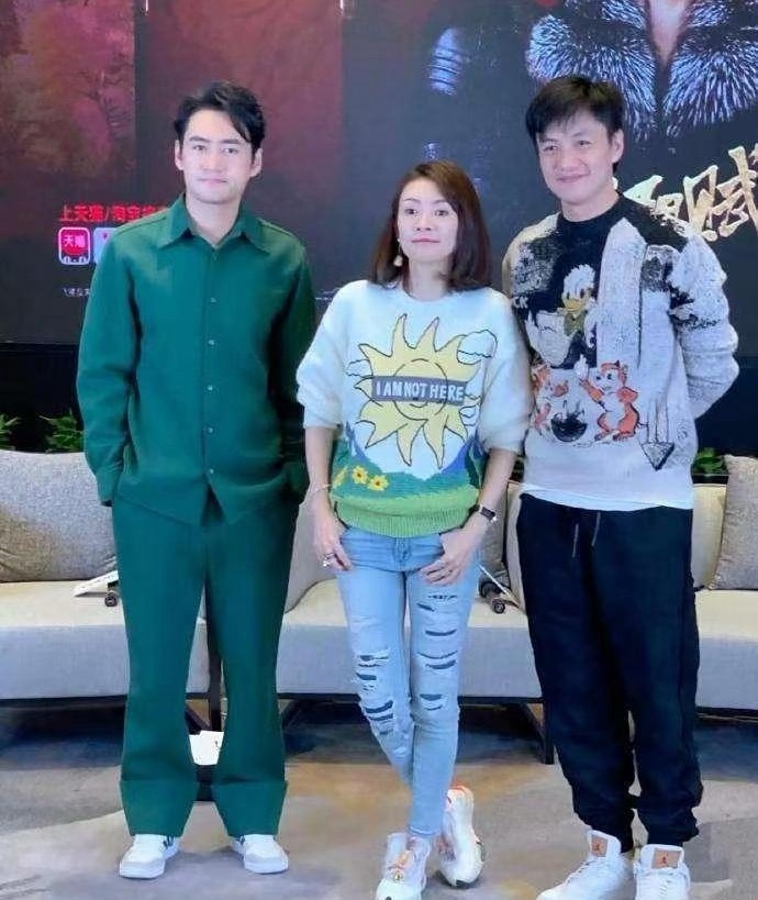 章子怡的姿势倾向已经很明显了！