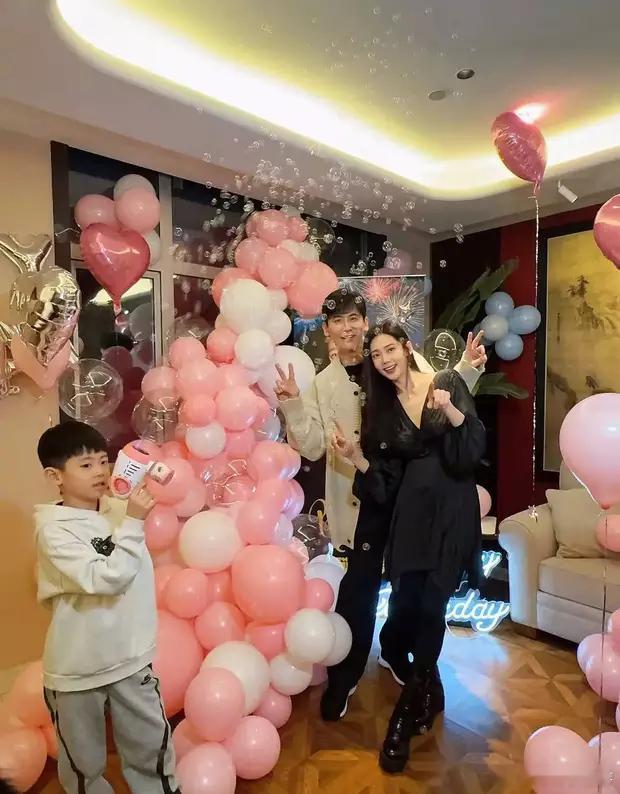 于晓光秋瓷炫去马尔代夫度假！夫妻俩海边比心亲吻好甜蜜​​​