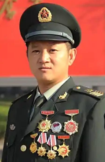 1986年，18岁的山东莱西青年参军入伍，原本是冲装甲车来的，结果因为是初中