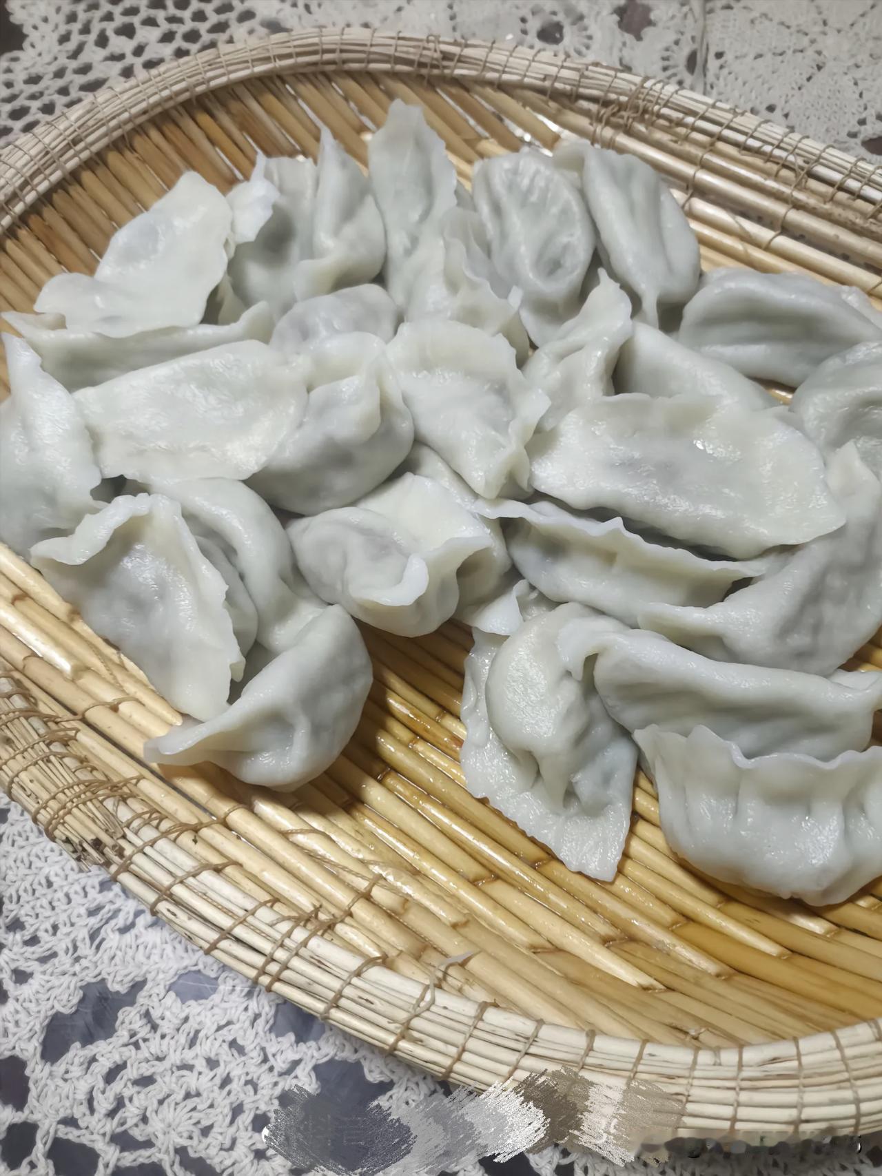 现在还有给你包饺子吃的人吗？如果有的话，你也算得上一个幸福的人。爸妈当年在世的