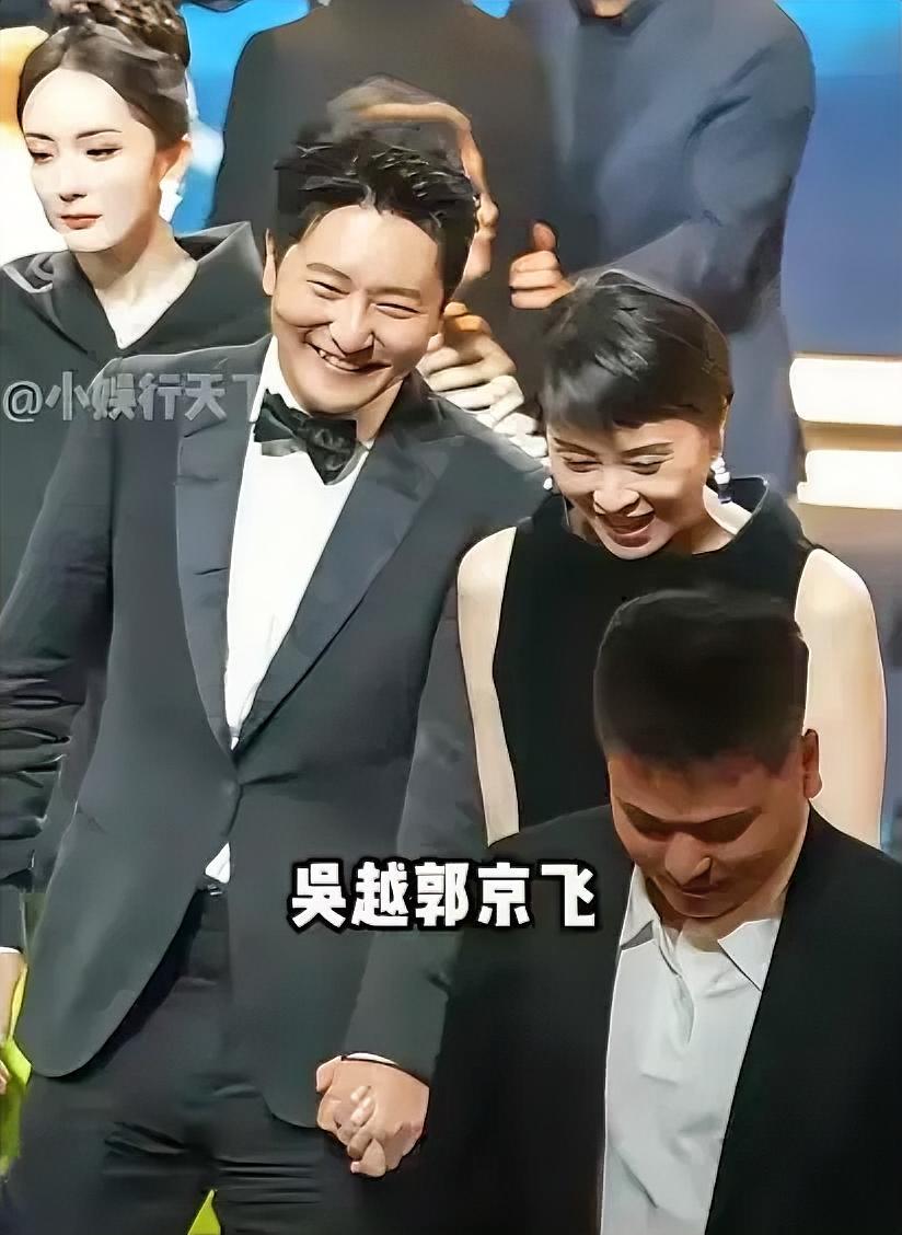 现在全网最懵的人估计就是吴越自己了晚宴上郭京飞简单牵手护送的画面，意外戳中无