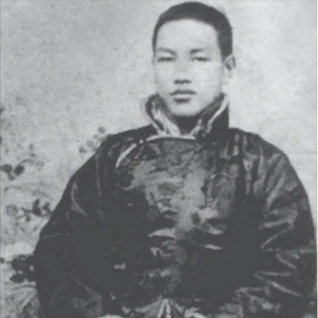 1942年，蒋纬国瞧见一位漂亮的年轻女子，走过去跟她攀谈，问能不能把报纸借他瞧瞧