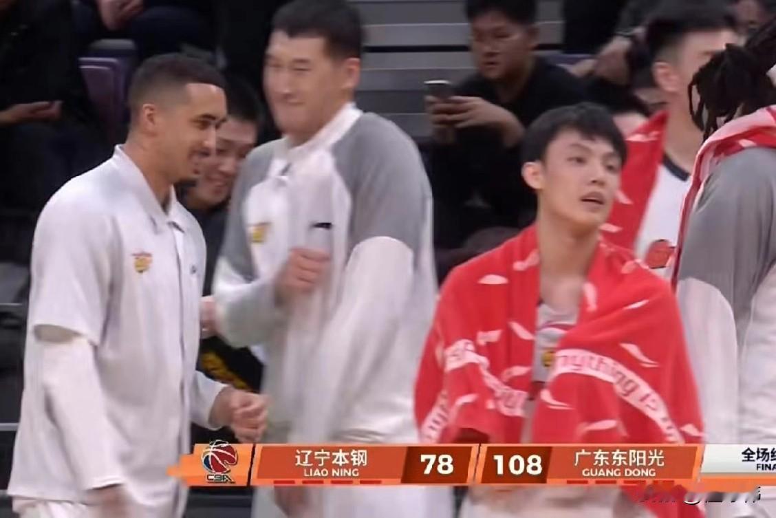 无私徐杰！奎因谈徐杰：“当球队需要徐杰的时候。”“他就会挺身而出。”