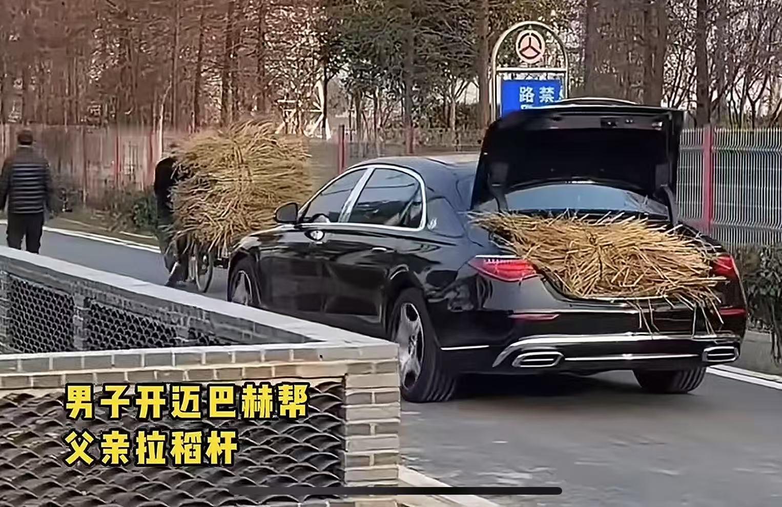 管你什么总回家都得干活🤣👌爸爸:啥破车，还没有我三轮车能拉[抱一