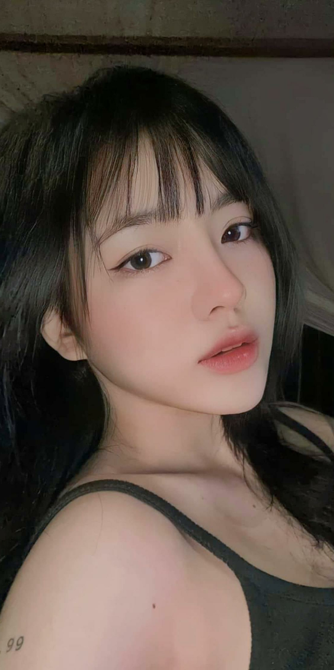 妻子去开会，泳池边她教我蝶泳。