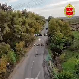 俄军FPV沿着道路搜寻，发现一辆德国“美洲狮”步兵战车，它想掉头来不及了，网道也
