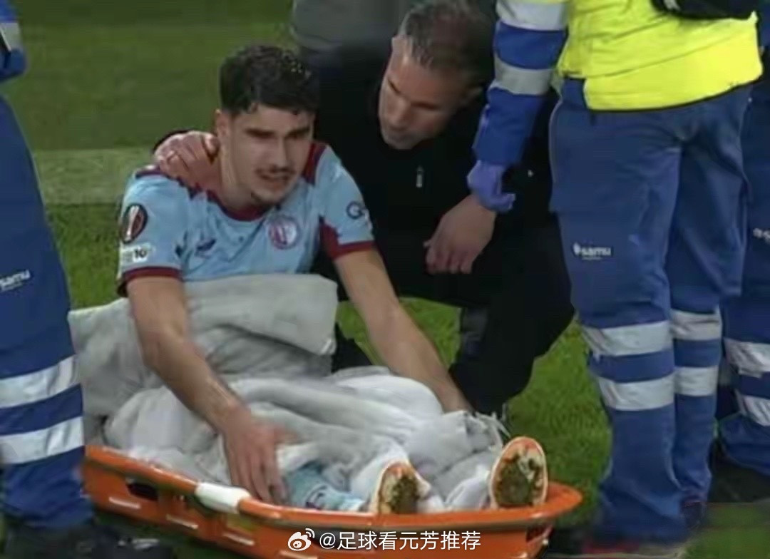 42岁范佩西心碎！19岁儿子在眼前重伤+哭着被抬走拦下担架送安慰1月30日，欧