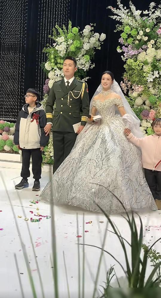 原国旗护卫队升旗手张自轩结婚，竟然把军装穿到了婚礼现场，带着护卫队的同班成员一起