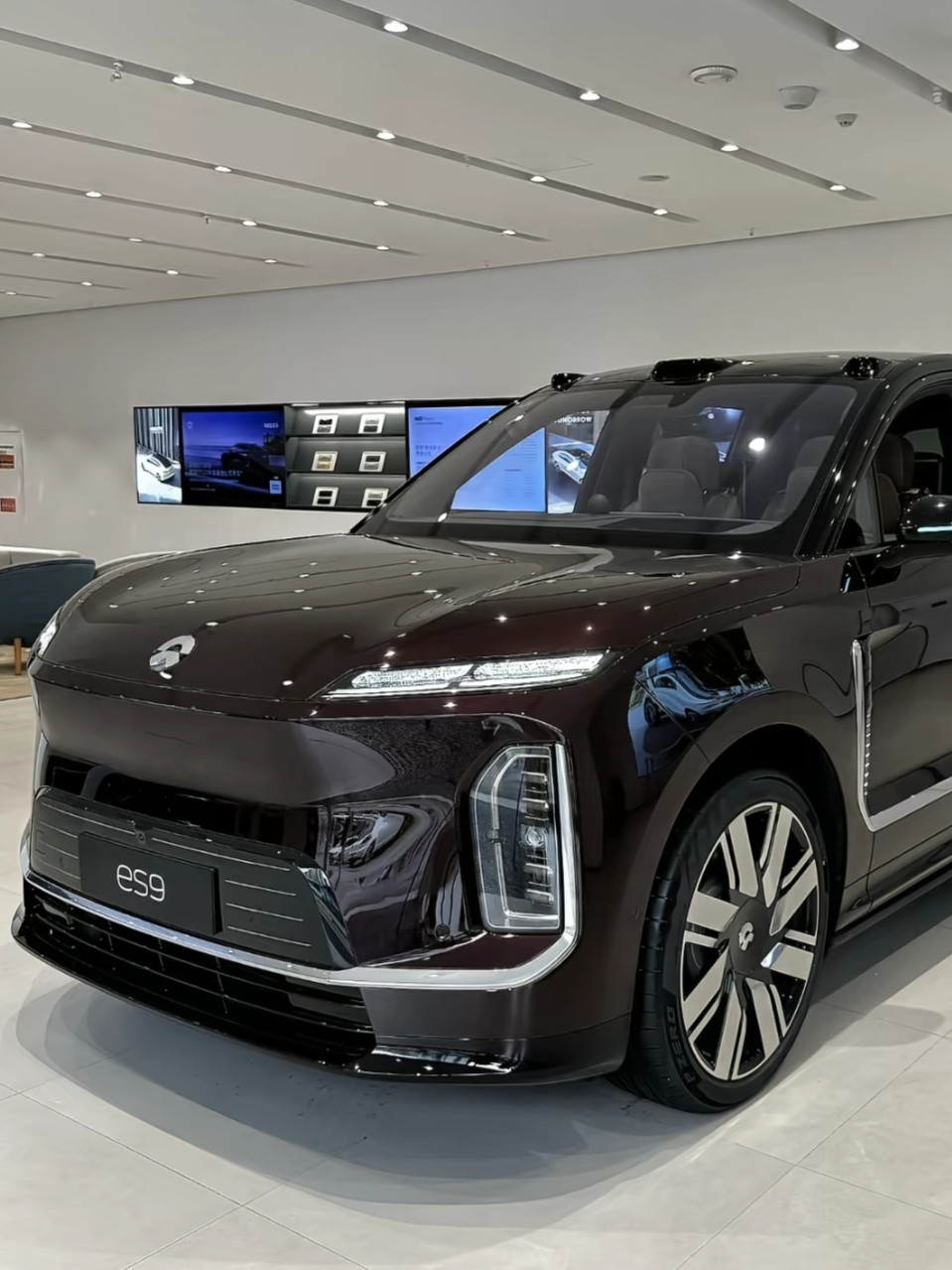 蔚来ES9，作为旗舰全尺寸SUV，它的硬件规格确实顶。双电机四驱+空气悬架+智能