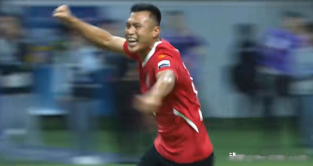 裁判亮出刺眼的红牌，常州队连灌三个球，南通队这帮19岁的娃娃兵在草皮上彻底看傻了