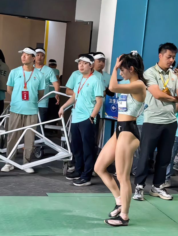 夏思凝，172cm，这身材太让人羡慕了，看看旁边那位男生的眼神，此刻他在想啥呢？