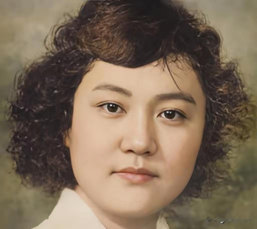 1942年，军统女特工王宝云被绑在老虎凳上，已经加到第三块砖，她疼得大汗淋漓。日