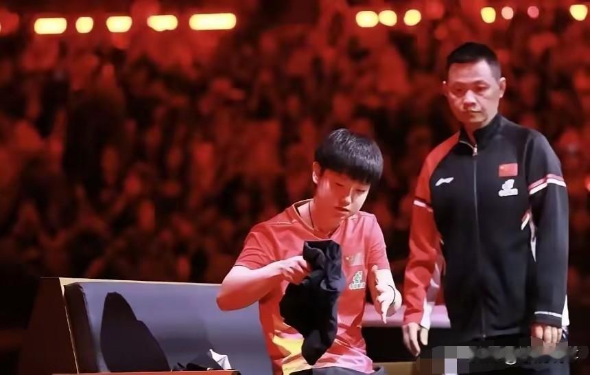 台上光芒万丈，台下有人把她当娃疼别人都叫他袁医生。莎莎偏喊他袁大。这声河