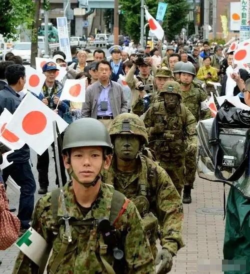 日本现在是不是在备战？直接说答案，很有可能。现在日本的国运衰落速度快得惊人，日本