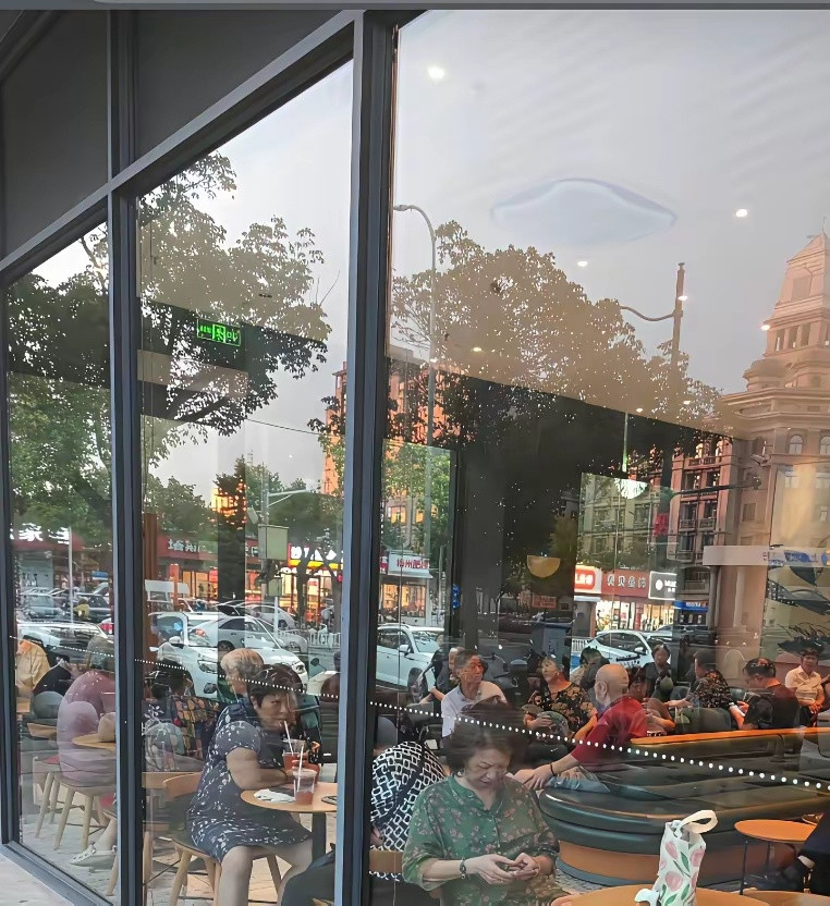 常州星巴克店员直接关掉店内空调，常驻蹭凉的一群老人当场傻眼，不少网友看了反而觉得