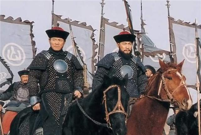 乾隆亲自审问川陕总督张广泗，张广泗在拷打之下，坚称自己无罪。乾隆大怒，下令将其斩