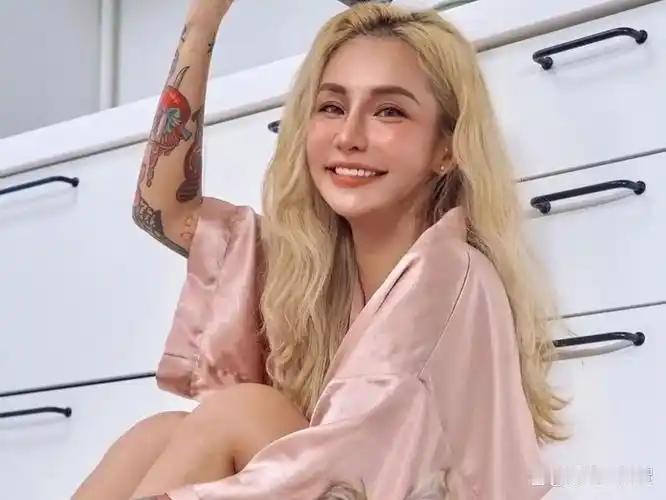“国光女神”梁云菲12日在社交媒体上发帖：“蓝营不倒台湾不会好”，呼吁大家到11