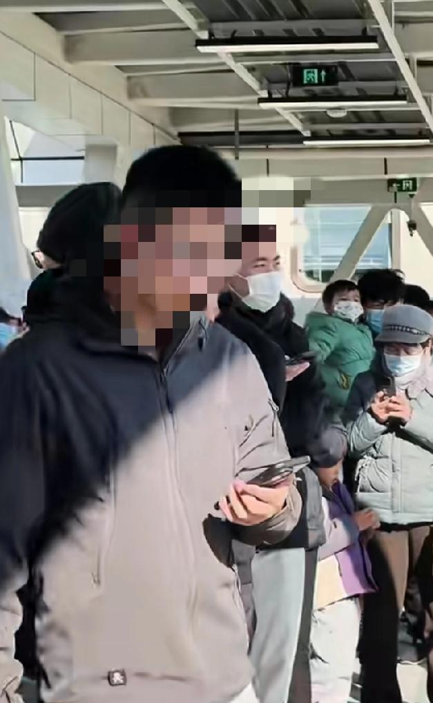 怪不得要前一天悄悄的发布信息，济南云巴运营第一天就被挤爆了，乘客排队一直排到人行