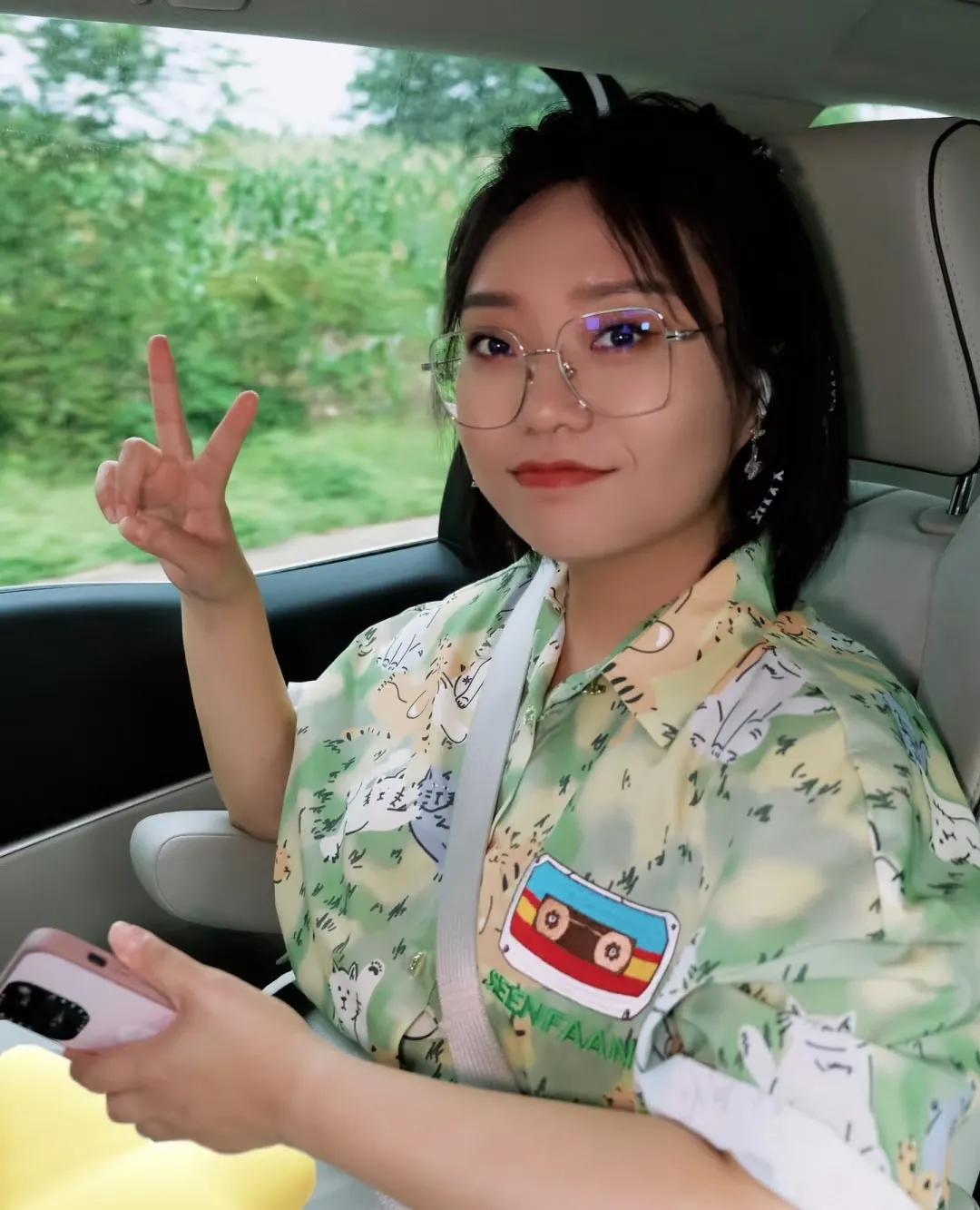 演员，李雪琴说，我长得丑，高中时暗恋上一个男孩，有人在学校广播站偷偷念我写的日记