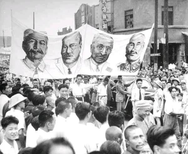 1945年8月日本宣布投降，事情来得好像有点突然。就在中国万众欢腾的时刻，蒋介石