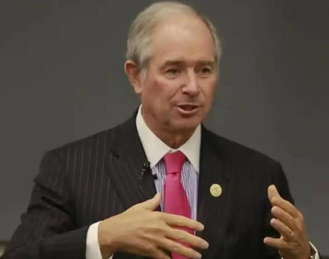 美国超级富豪苏世民，公开表示，美国正在把中国逼成无法战胜的对手！随后，他捐款7亿