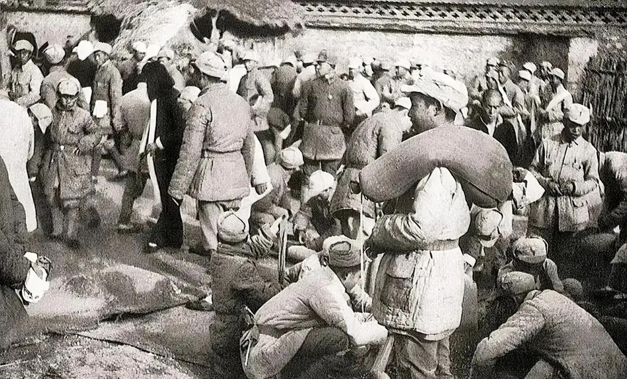 🌞1942年，瑞大娘给十几名八路军送鸡蛋，却发现他们撅成一排上茅房，她脸色