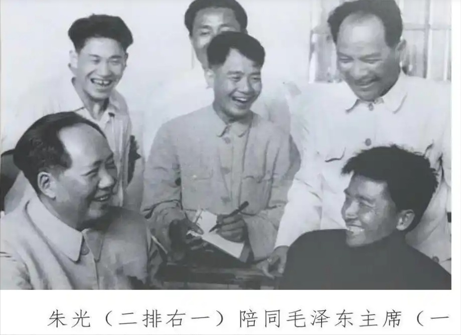 新中国成立前夕，毛主席在朱德家中遇到了一个人，此人是毛主席的旧相识，但主席见了他