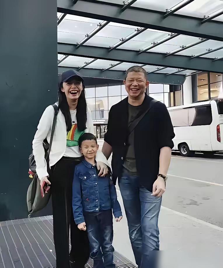 嘲笑姚晨前夫长得丑？别傻了，人家离婚是主动净身出户，房子全给女方，自己还要倒贴远