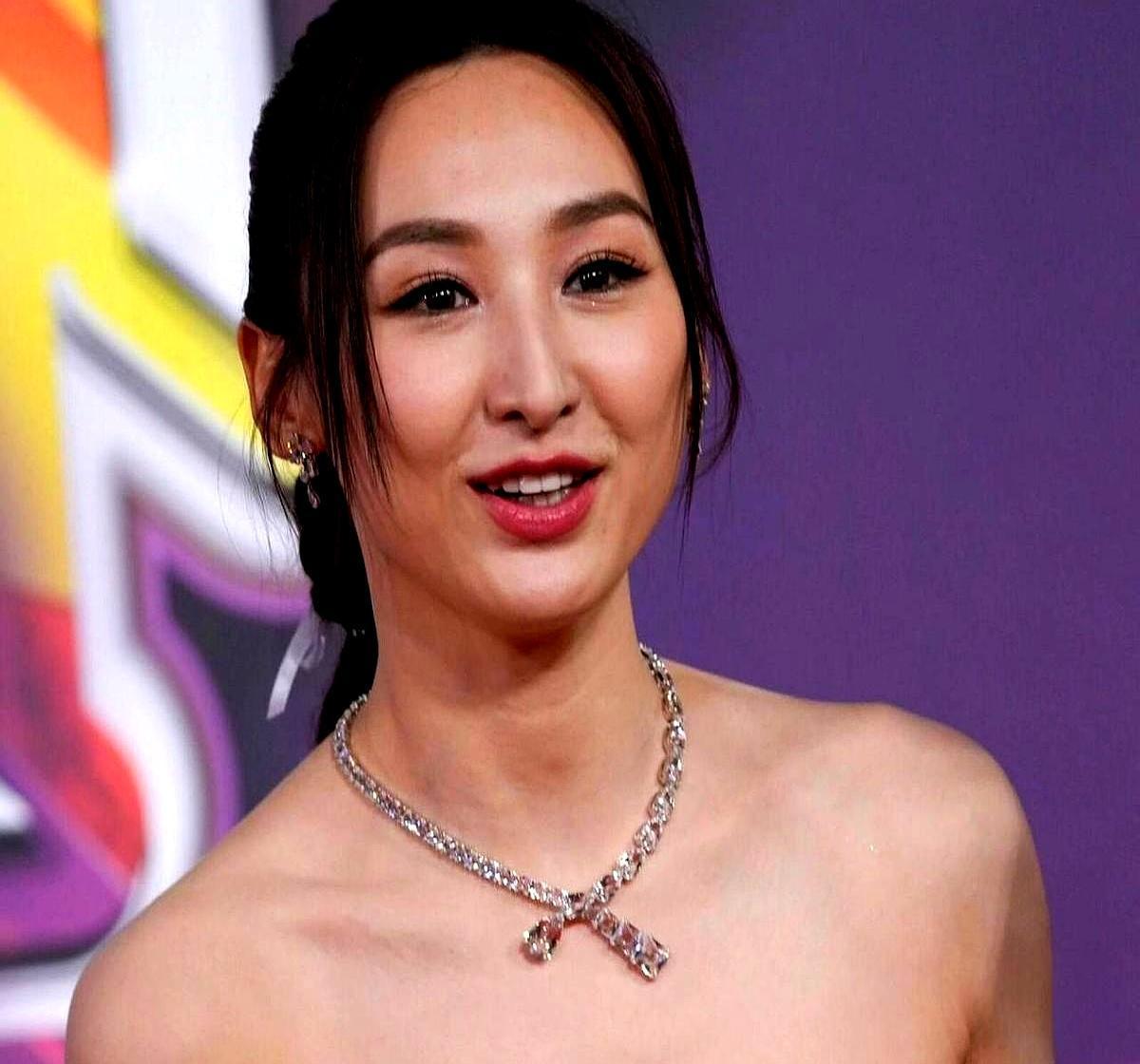 说出来你可能不信。那个在TVB台庆站C位、笑得明艳动人的高海宁，拍完一条过的神