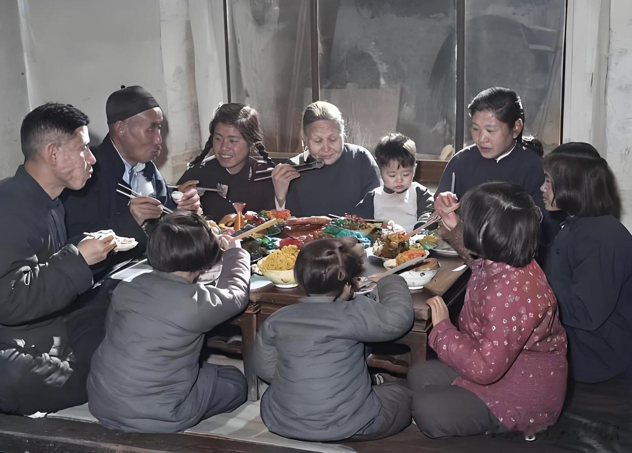 这张照片是50年代春节时期农家团圆饭，主人家是天津市汉沽区芦台的王德铸（左一）。