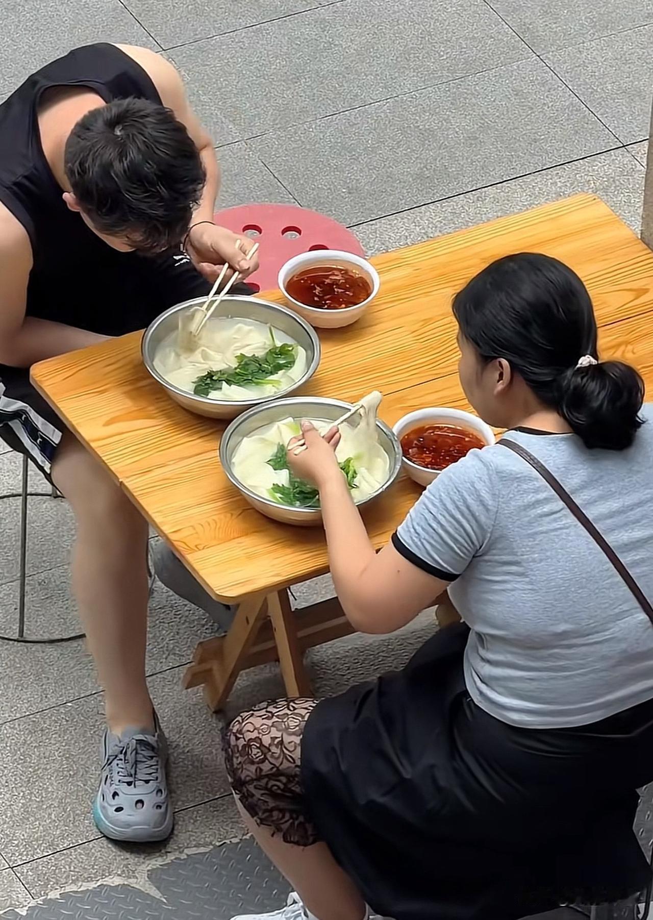 去西安去玩，看到路边有人吃面，没想到面这么宽，是不是当地的都是这样的面食，看着挺