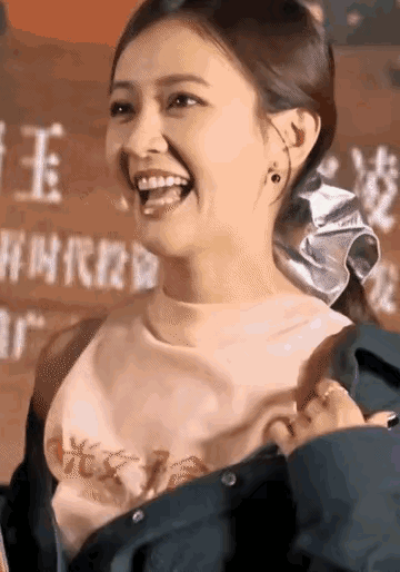 台湾演员陈意涵频繁吐舌头，这是啥意思？或是，有特定的意义吗？