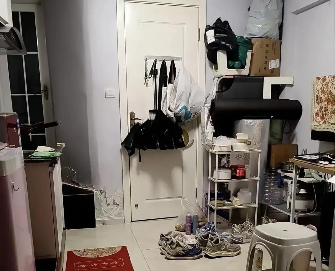 前几天单位聚餐，刚办完离婚手续的女同事一口气干了两杯啤酒，红着眼眶跟我倒苦水：“
