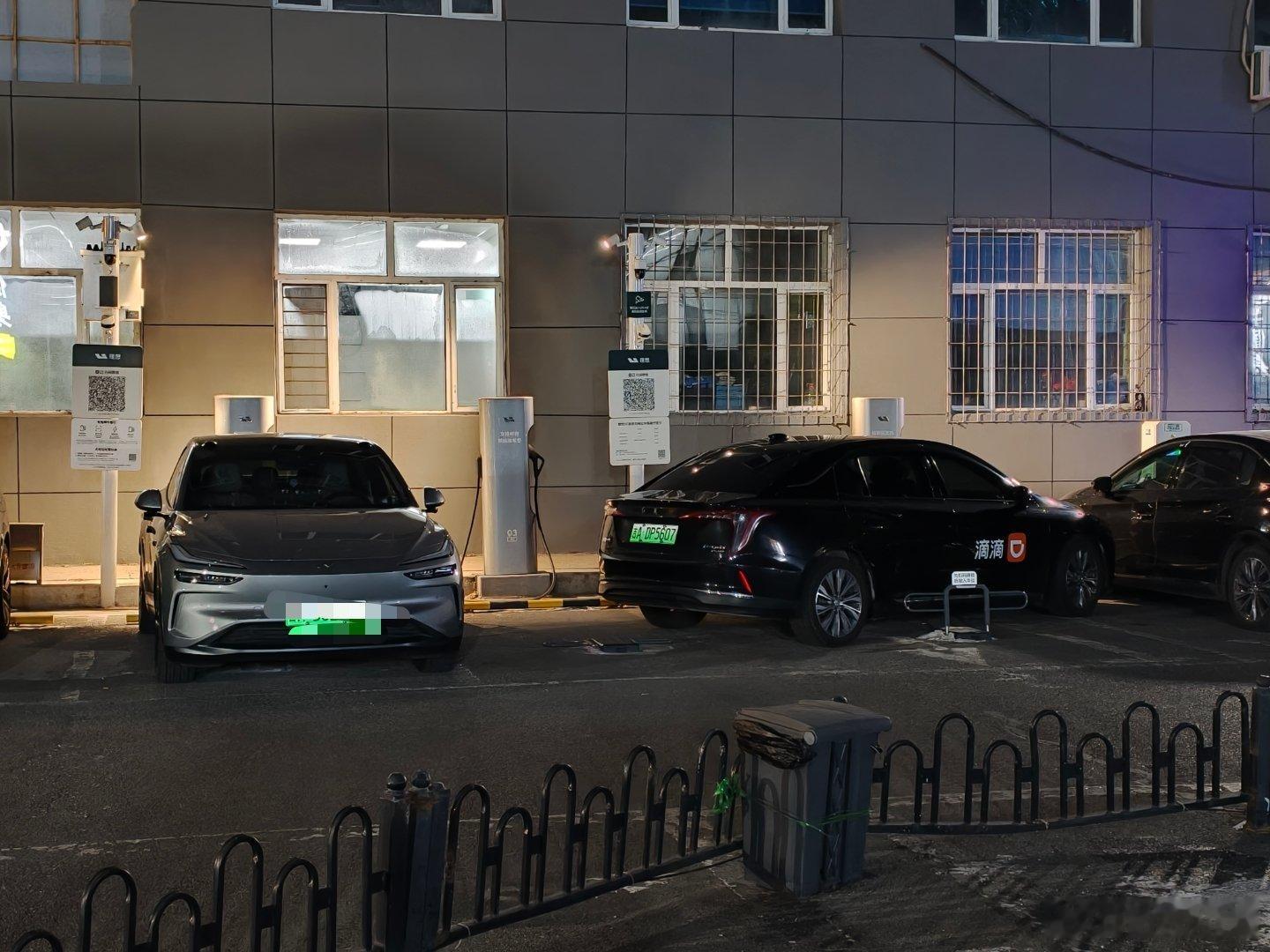 哥们，差点意思啊！一个人占俩充电桩，还不用人家桩充电，用旁边别家的，不地道了！充