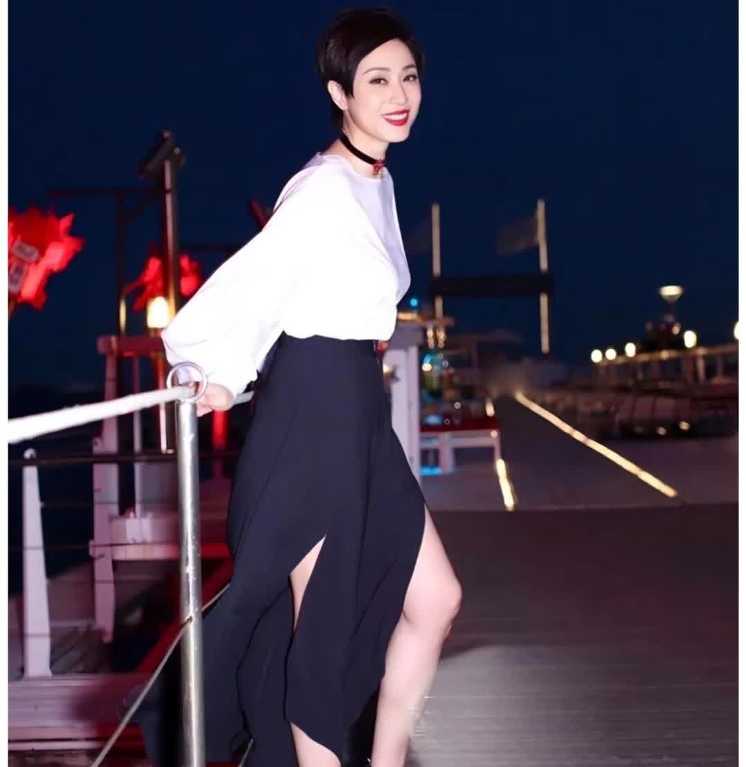 陈法蓉，这容颜这气质太绝了，就是脚趾头有点长了。