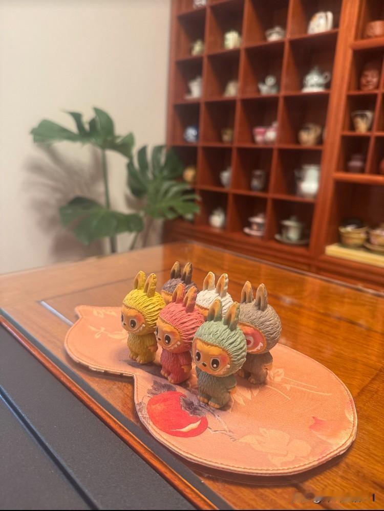 今天，集团总部有人来我们公司慰问了。领导看到公司有好多女员工，就问：“202