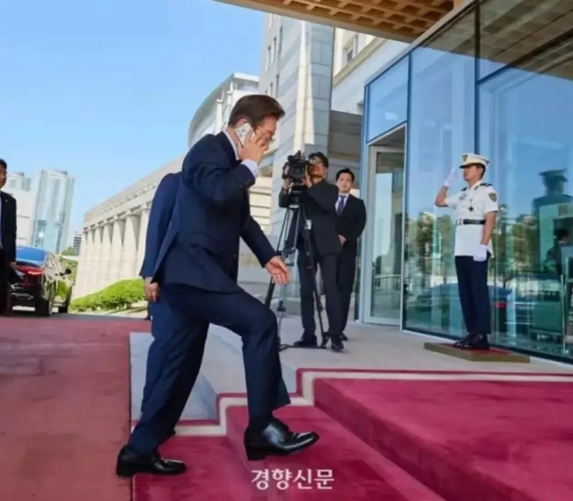 李在明的高跟鞋鞋跟真高！上节目曾公开坦承原因李在明说：“妻子金惠景腿比较长！”