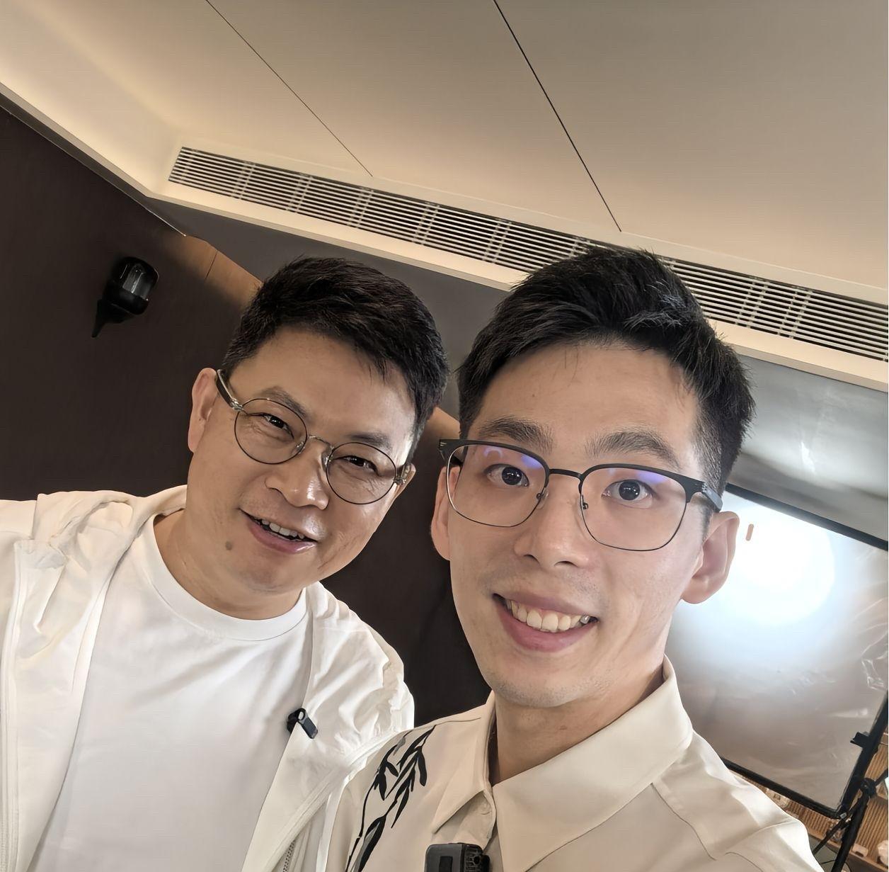 余承东以一身休闲白衣现身，潇洒阳光帅气，与智界S7车主畅谈用车体验。看得出，老余