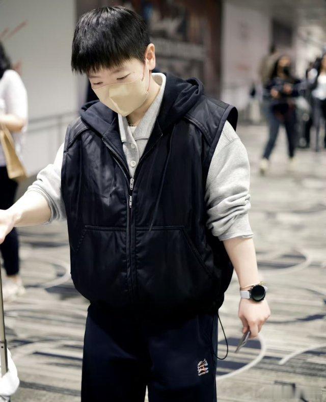直接帅出圈！孙颖莎帅气机场照刷屏啦。清爽发型、干净穿搭，步伐从容眼神坚定，不刻
