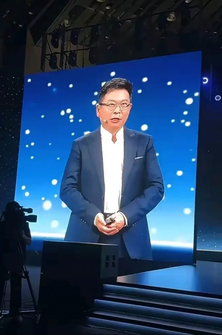 我以为余承东会公关灭火，也以为他会发声明甩锅，但我万万没想到的是——他居然主动去