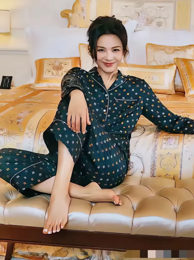 刘涛，168cm，光脚坐沙发上好美，就是白色脚指甲油显的脚有点黑！