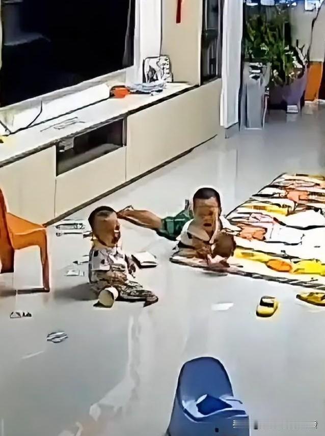 晚上客厅里，一个宝宝在地上爬来爬去，哇哇大哭，而另一个稍大一点的孩子则趴在地上，