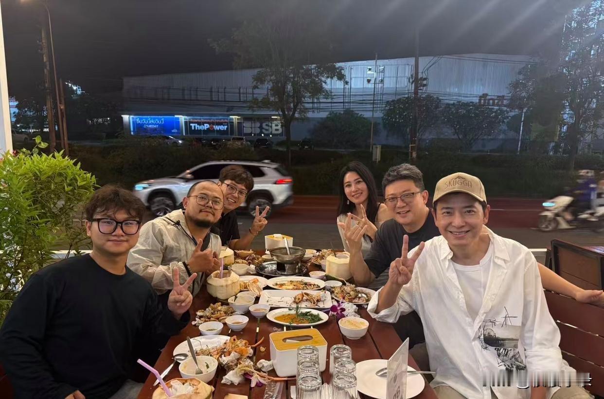 55岁戴军和朋友在泰国餐厅喝酒聚餐，点了满满一大桌海鲜，看起来好开心！他的状态太