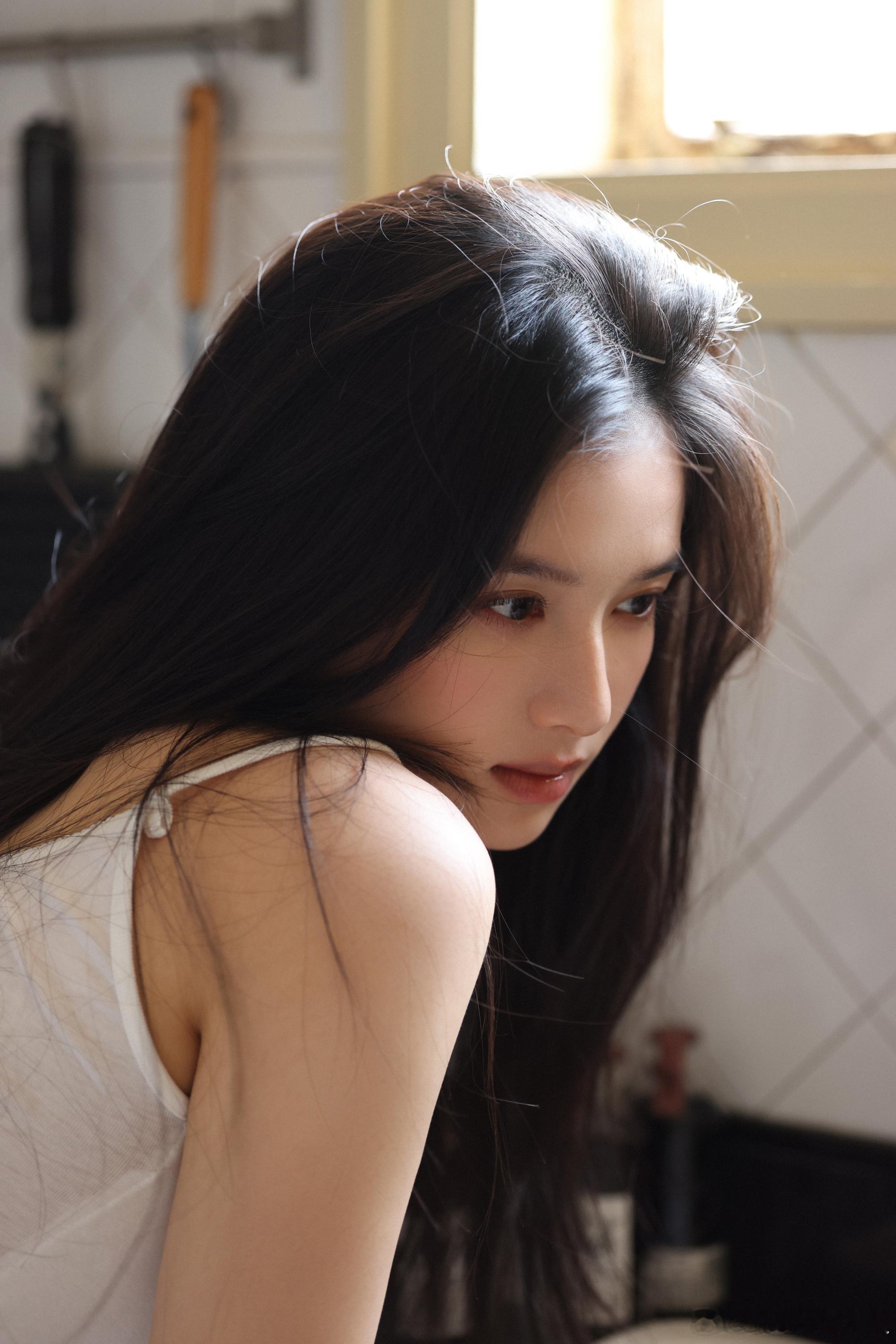 张婧仪飞奔给粉丝送礼物婧仪冲过来那一下我直接愣住，谁家偶像自己抱着礼物往粉丝怀里