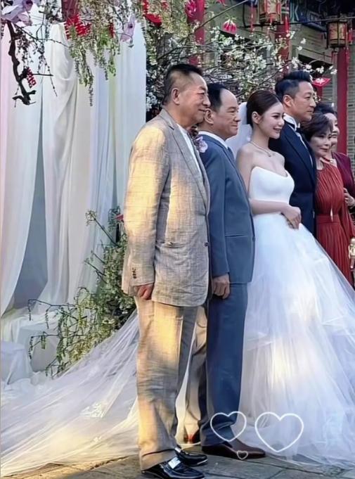被汪小菲这张全家福感动了，婚礼当天，两家父母没有各自站在新人的身边，而是张兰跟马