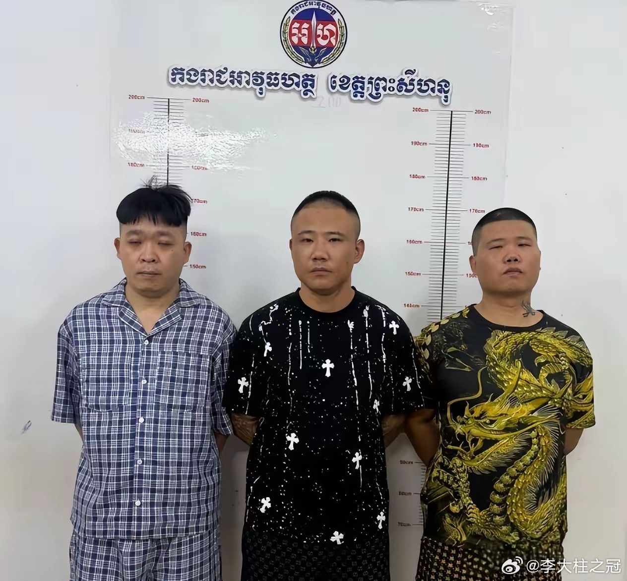 这两张图片展示的是柬埔寨警方抓获的绑架团伙成员。2026年7月23日凌晨，一名3