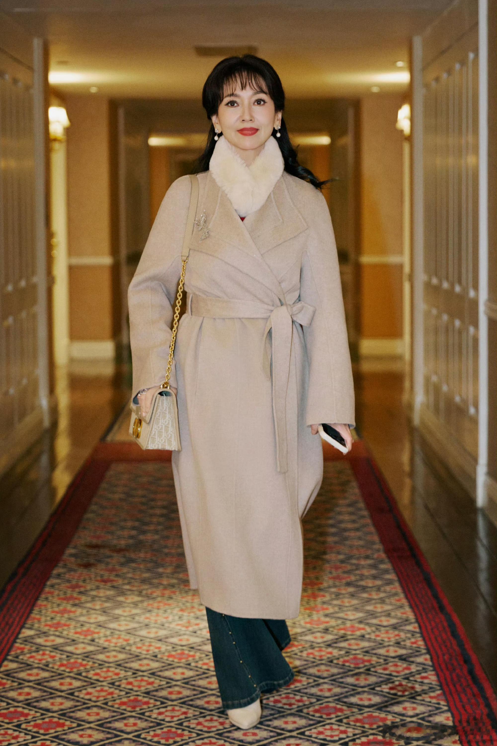 那天看到赵雅芝路透，她参加完活动出来见粉丝之前都要拿小梳子整理好发型着装才出来，